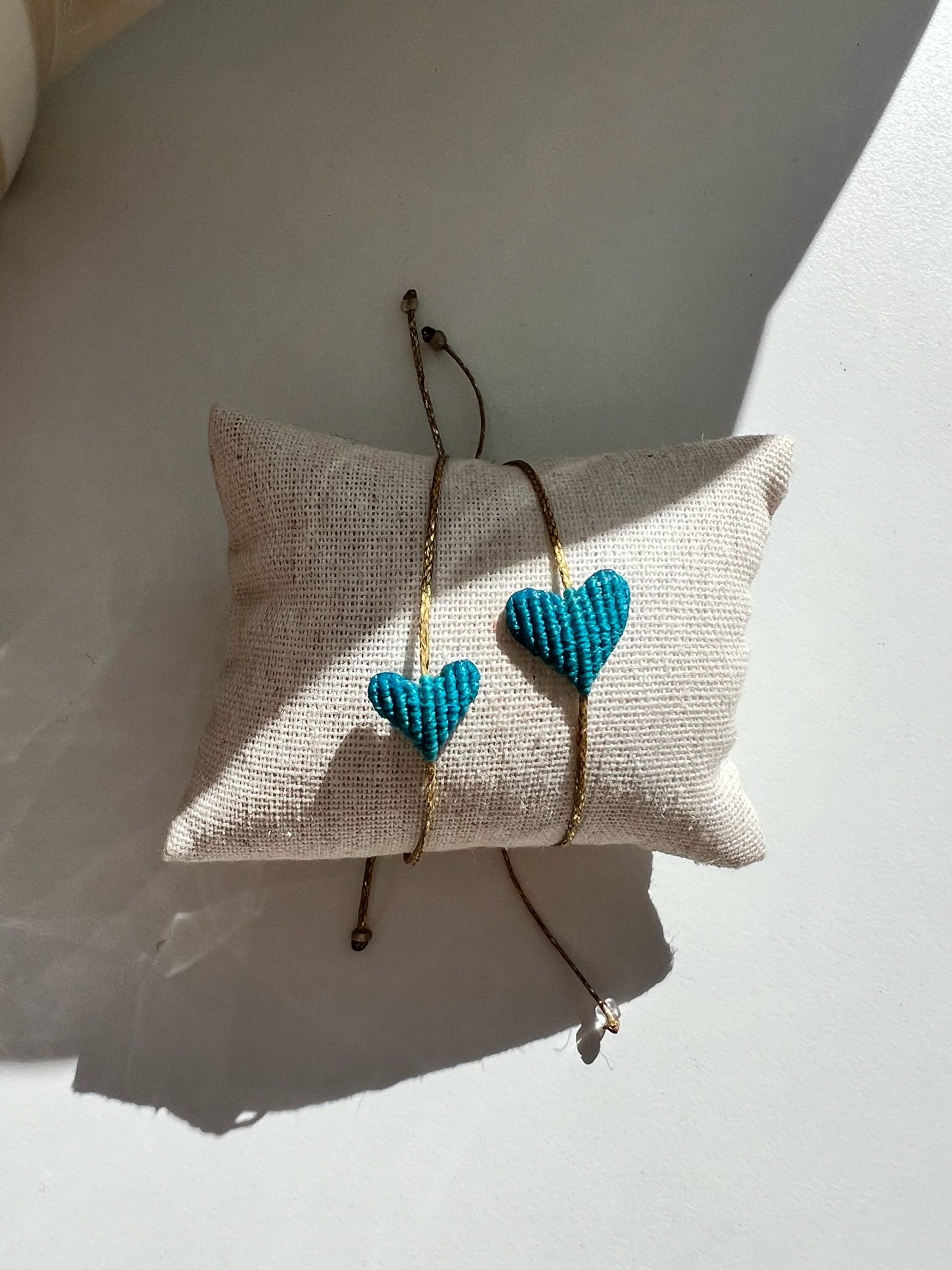 mirí moró — Teal Hearts, On natural linen